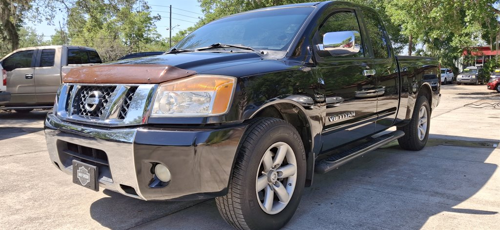 2010 Nissan Titan SE's photo