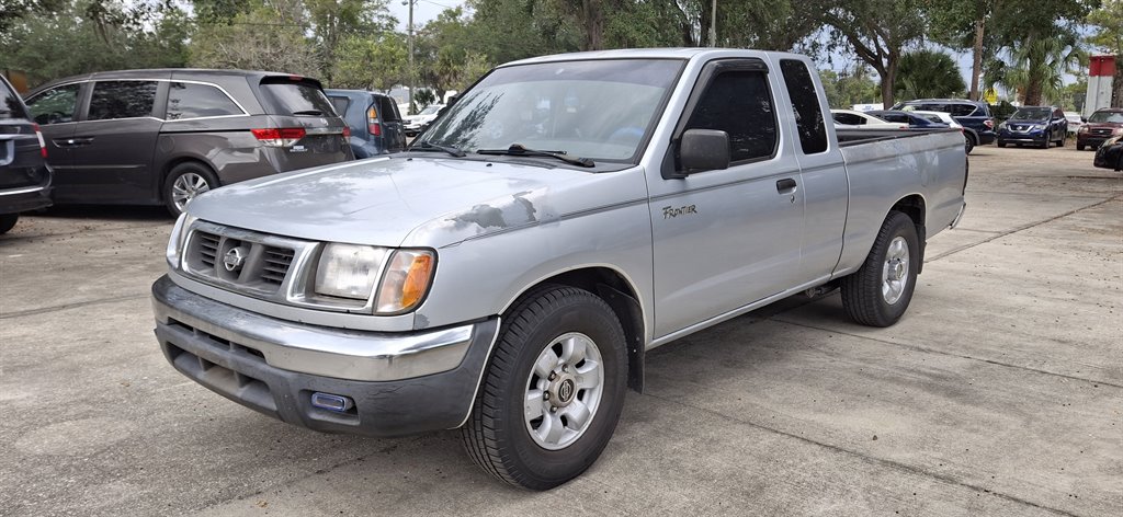 2000 Nissan Frontier XE's photo