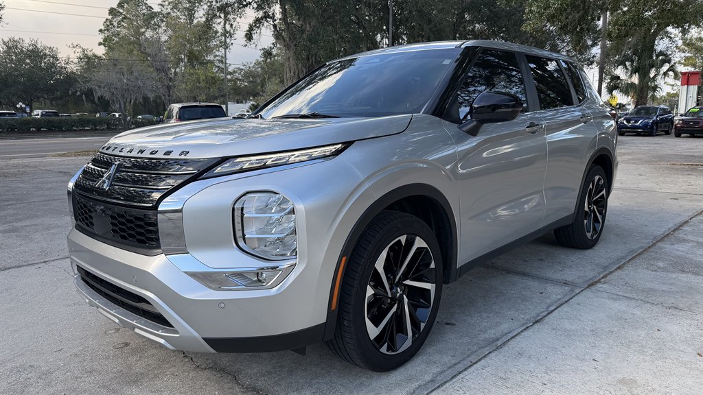 2022 Mitsubishi Outlander SE's photo